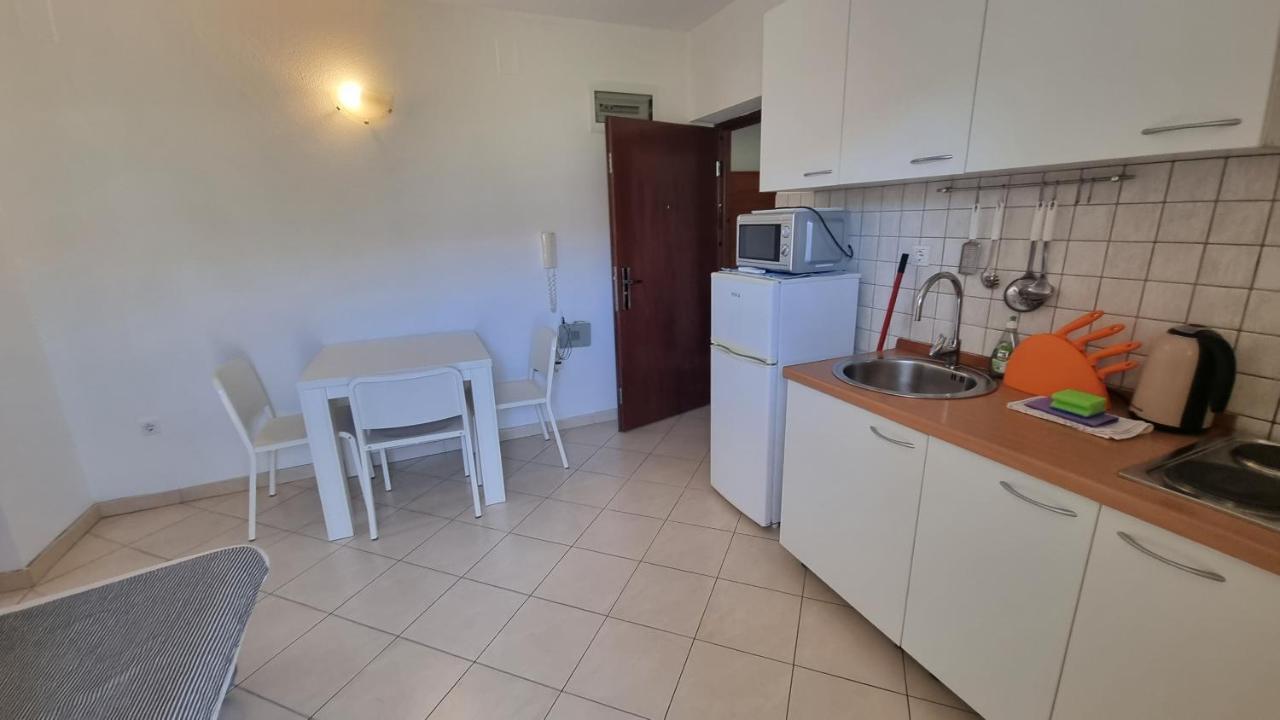Apartments Miki Pag Town Exterior photo